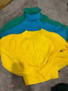 Lot of three  sweaters  CROP STYLE
